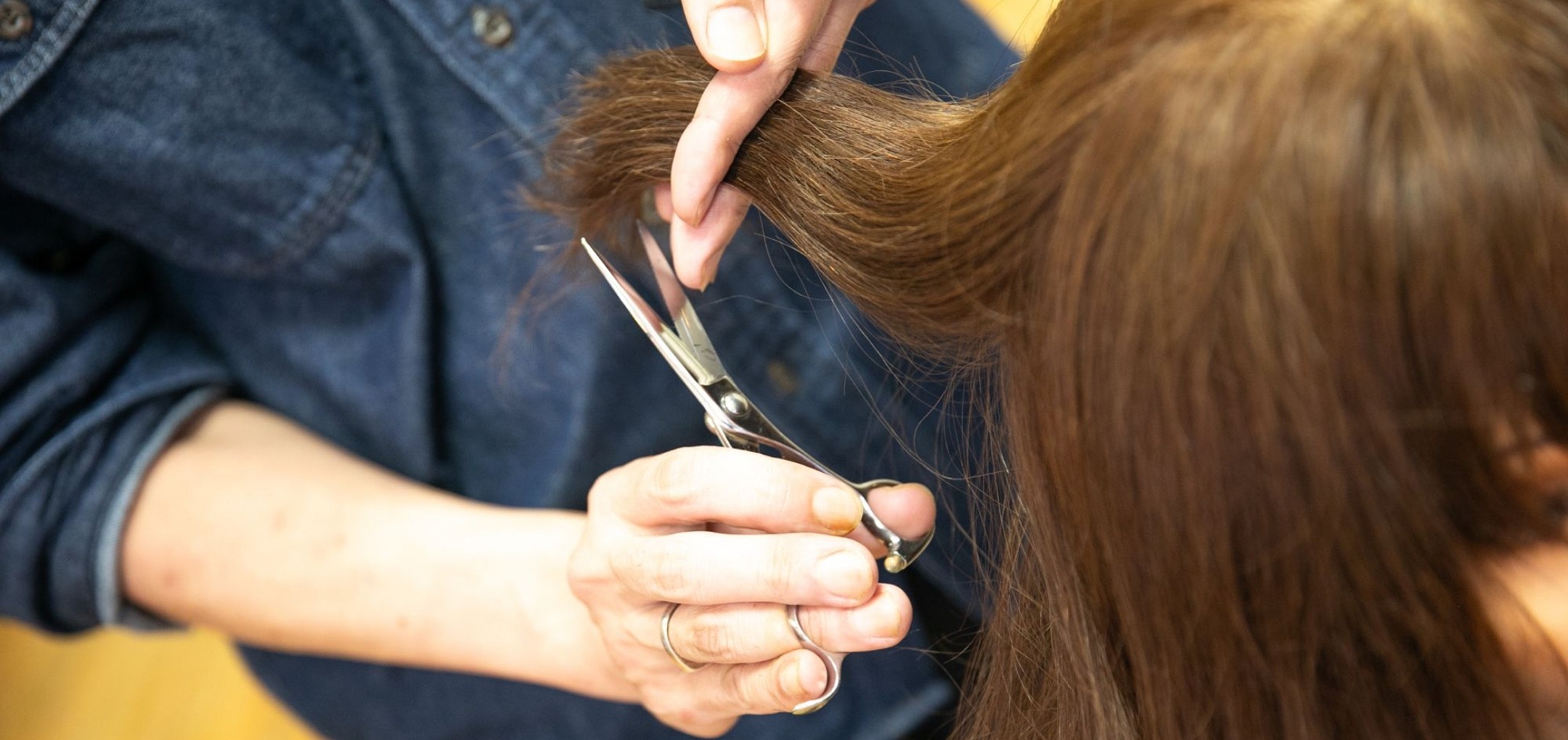 施術中のヘアカット