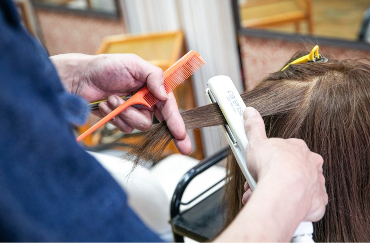 鏡越しに見るヘアスタイル